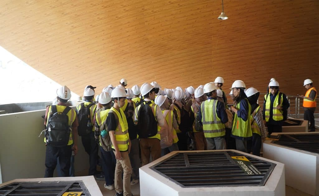 Mahasiswa DTSL UGM mengikuti kunjungan belajar lapangan dengan perlengkapan keselamatan