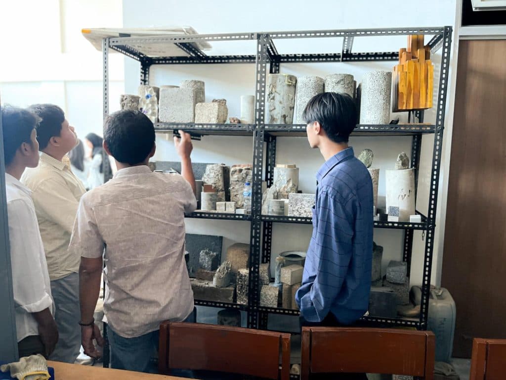 Mahasiswa mengamati material di laboratorium DTSL UGM